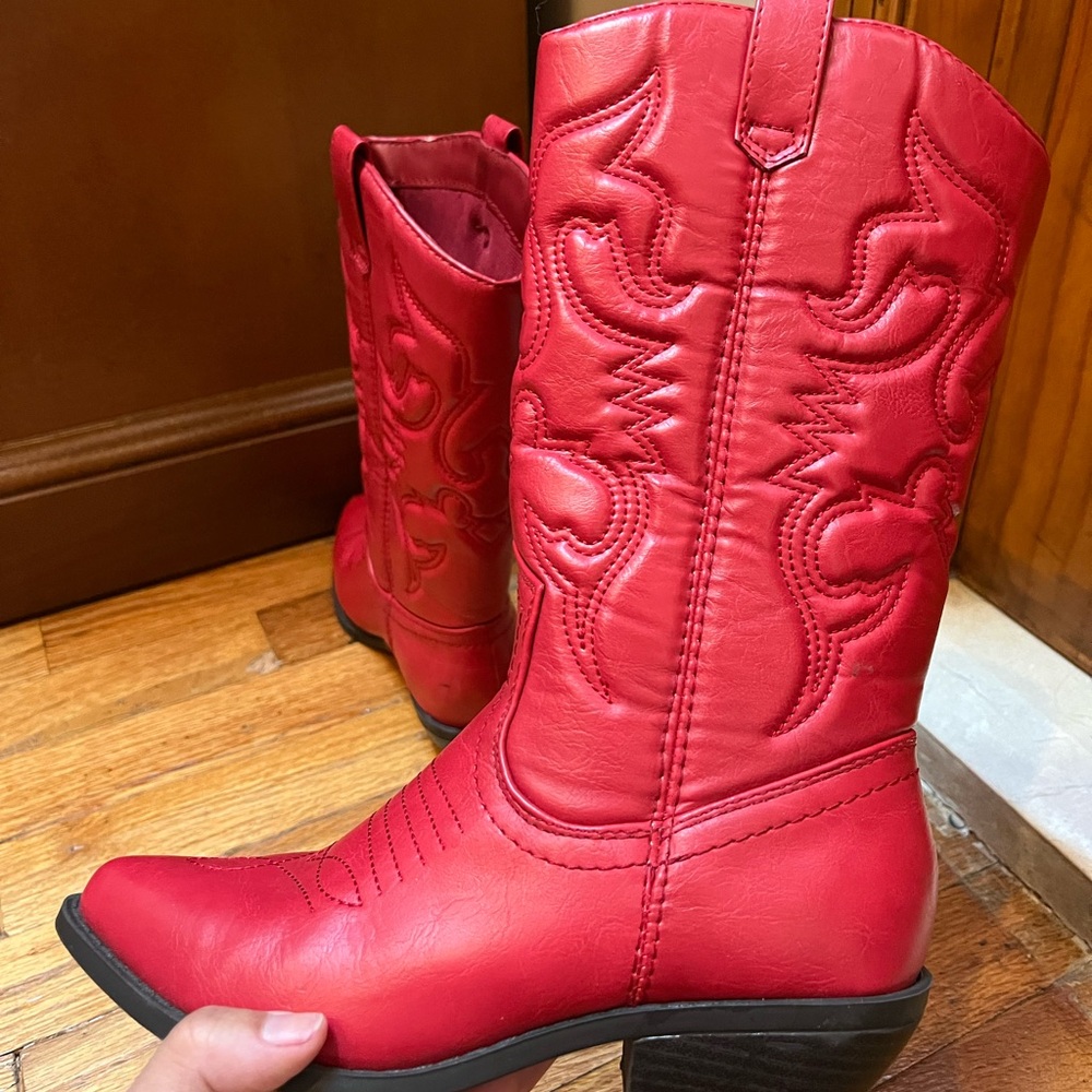 Women’s red cowboy boots size 6